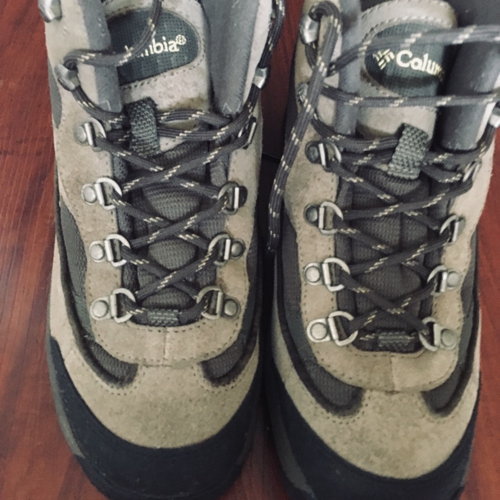 WOMENS COLUMBIA HIKING BOOTS!